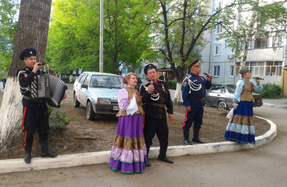 Поём песню &laquo;День Победы&raquo; всем двором