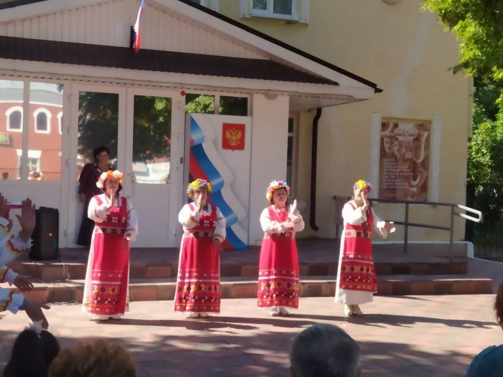На открытой площадке КЦ &laquo;Аврора&raquo; прошла концертная программа &laquo;Российский триколор&raquo;