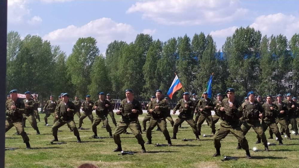 Творческие коллективы Заволжского района поздравили военнослужащих с Днём ВДВ