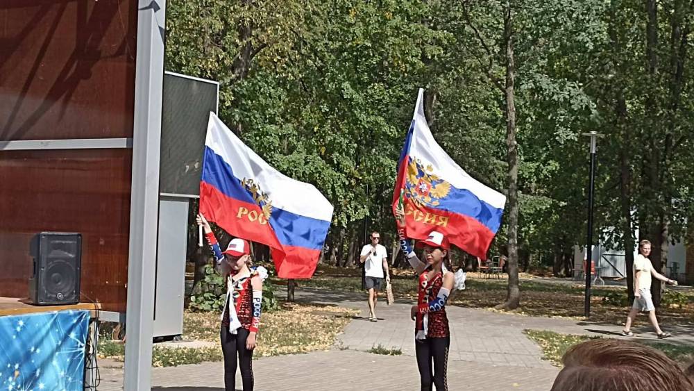 &laquo;Россия молодая&raquo;: творческая молодёжь поздравила жителей с Днём флага России